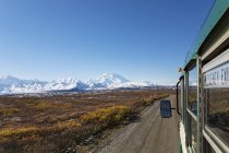 США, Аляска, Мак-Кінлі з відвідувач автобус на шляху до озера дивно Denali National Park — стокове фото