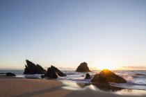 Portugal, Blick auf praia da adraga bei Sonnenuntergang — Stockfoto