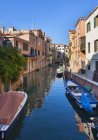 Vista de barcos en el canal somnoliento en Dorsoduro durante el día, Venecia, Italia - foto de stock