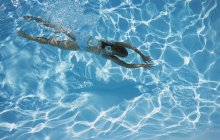 Vista aerea della donna matura che si tuffa in piscina — Foto stock