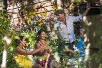 Famille joyeuse faisant garden party avec boissons à Salzbourg, Autriche — Photo de stock