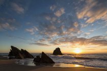 Portugal, Vista da Praia da Adraga ao pôr-do-sol — Fotografia de Stock