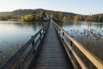 Cena rural de ponte de madeira no rio Reno na Alemanha — Fotografia de Stock