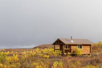 USA, Alaska, Landscape with house  in autumn with Alaska Range — Stock Photo