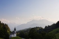 Германия, Бавария, Вид на часовню Марии Герн и горы Вацман на заднем плане — стоковое фото