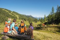 Randonnée en famille dans les montagnes — Photo de stock