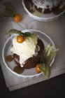 Pudim de caramelo pegajoso com sorvete de baunilha e physalis em prato — Fotografia de Stock