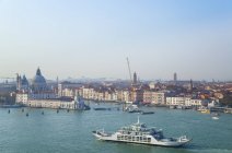 Italia, Venezia, Veduta del Canal Grande nella chiesa di Santa Maria della Salute — Foto stock