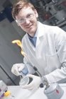 Joven científico examinando bacterias en petri desh - foto de stock