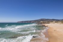 Прая-ду-Гинчо с голубым небом — стоковое фото