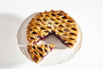 Сітка торт з вишнями і кристалів цукру — стокове фото
