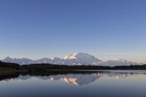 USA, Alaska, Veduta del Monte McKinley e riflessione sul laghetto al Denali National Park — Foto stock