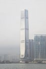 China, Vista del Centro de Comercio Internacional en Hong Kong contra el agua - foto de stock