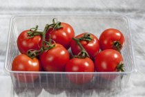 Pomodori di vite in scatola di plastica — Foto stock