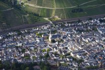 Europe, Germany, Rhineland Palatinate, View of Bad Neuenahr Ahrweiler with city gates and vineyards — Stock Photo