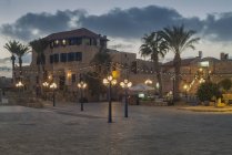 Israele, Jaffa. Piazza con hotel e ristoranti di notte — Foto stock
