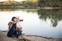 Senioren-Paar an einem See macht ein Selfie — Stockfoto