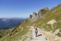 Alemanha, Baviera, Montanhas Mangfall, Caminhantes caminhando no caminho em Rotwand — Fotografia de Stock