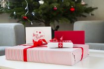 Avvolto regali di Natale vicino all'albero — Foto stock