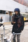 Uomo afroamericano con smartphone e headpones — Foto stock