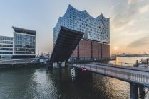 Germania, Amburgo, ponte aperto Am Kaiserkai, Elbe Philharmonic Hall al tramonto — Foto stock