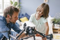 Père et fils avec drone à la maison — Photo de stock