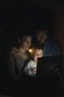 Familie nutzt Laptop im Dunkeln — Stockfoto