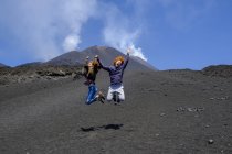 Italia, Sicilia, Monte Etna, Adolescente saltando en el aire - foto de stock