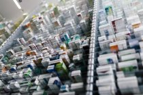 Medicina en estantes en la máquina de puesta en marcha en farmacia - foto de stock