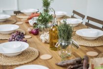 Накрытый стол, средиземноморская еда — стоковое фото