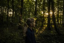 Mädchen im Wald bei Sonnenuntergang — Stockfoto