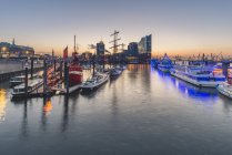 Германия, Гамбург, Нидерхафен и Эльбская филармония утром — стоковое фото
