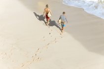 Indonesia, Bali, Surfisti a piedi sulla spiaggia di Bingin — Foto stock