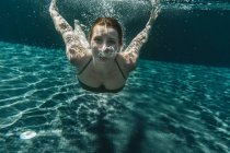 Портрет счастливой женщины, ныряющей в бассейн — стоковое фото