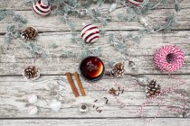 Glühwein und Weihnachtsdekoration, Blick von oben — Stockfoto