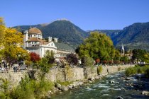 Italia, Tirol del Sur, Merano, Kurhaus y el río Passer — Stock Photo