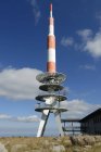 Alemania, Sajonia-Anhalt, Harz, Brocken, torre de radio - foto de stock