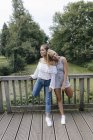 Ritratto di due giovani donne in piedi sul ponte — Foto stock