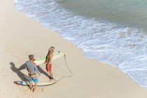 Indonesia, Bali, Surfisti sulla spiaggia di Bingin — Foto stock