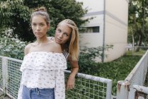 Портрет двох молодих жінок, що стояли біля огорожі — стокове фото