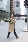Reino Unido, Londres, mulher de negócios na moda atravessando a rua — Fotografia de Stock