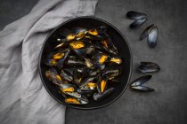 Close up of Organic blue mussels in bowl — Stock Photo