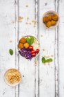 Bolas de camote, cuscús, hummus y verduras en cuencos - foto de stock
