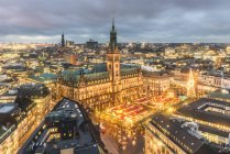 Allemagne, Hambourg, marché de Noël à la mairie le soir — Photo de stock