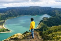 Açores, Sao Miguel, vue arrière de l'homme regardant la lagune do Fogo — Photo de stock