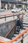 Stylish man in the city on the go — Stock Photo