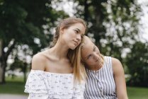 Junge Frau ruht auf der Schulter ihrer Freundin — Stockfoto