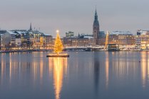 Germania, Amburgo, Binnenalster, Albero di Natale, Municipio la sera — Foto stock