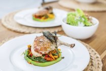 Gamba di pollo e verdure sul piatto — Foto stock
