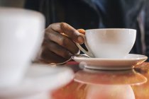 Imagen recortada de hombre afroamericano bebiendo café - foto de stock
